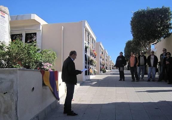 Colectivos republicanos reivindican a los fusilados en el cementerio en 1939