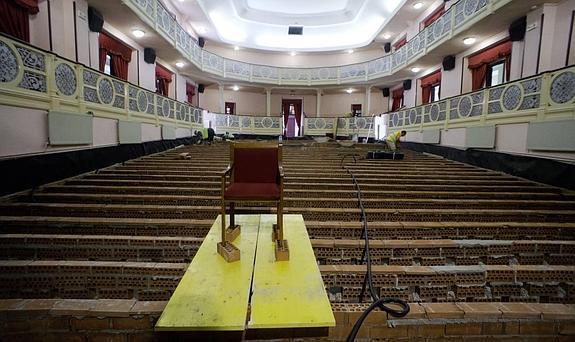 La renovación del patio de butacas culmina la rehabilitación del Teatro Cortés