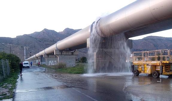 Una rotura provoca la pérdida de miles de litros de agua del trasvase