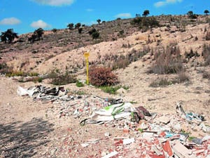 Un vertedero junto al último reducto de alcornoques