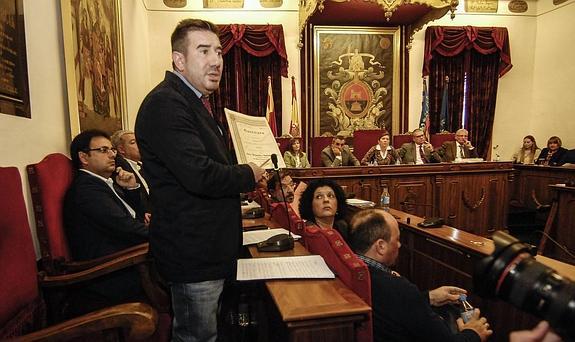 Mateo contraataca y anuncia querellas contra la oposición y dos internautas por difamarle