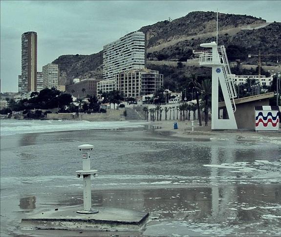 El temporal marítimo devora la playa de la Albufereta en Alicante