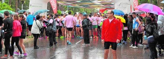 La décima carrera contra el cáncer de mama se celebra a pesar de los charcos