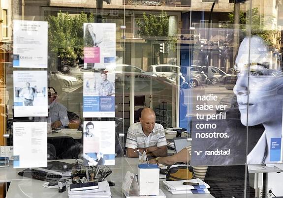 La contratación precaria a través de ETT se frena este año en la provincia