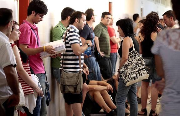 Centenares de médicos y docentes empiezan la lucha por lograr una plaza pública