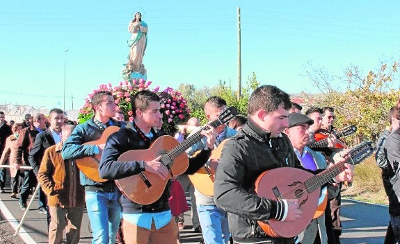 La música de la cuadrilla de El Esparragal escolta a la Purísima en su romería