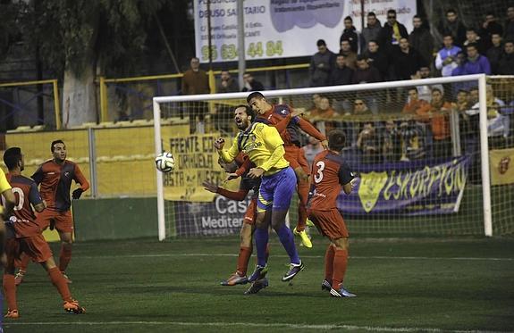 El Orihuela remonta desde los once metros