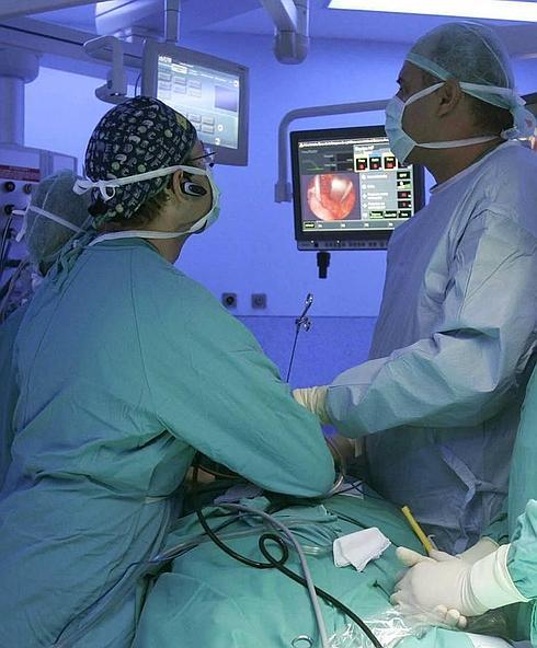 Los médicos asumen 600 operaciones extra al mes para aliviar las listas de espera