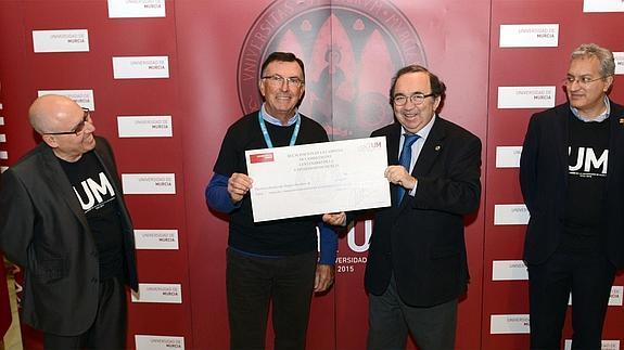 La UMU entrega a Unicef 3.400 euros de las camisetas solidarias