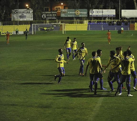 La plantilla del Orihuela dejará el club si la ayuda prometida no llega antes de final de año