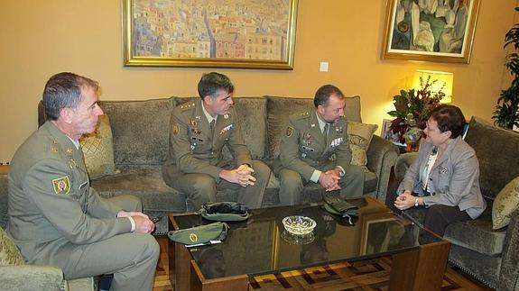 Luisa Pastor recibe al nuevo jefe del MOE de Rabasa