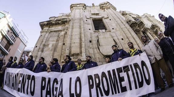 El Orihuela CF se manifiesta frente al Ayuntamiento para reclamar la subvención pactada