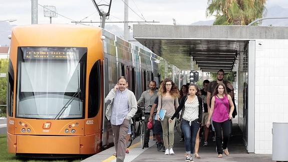 El TRAM supera los 10 millones de viajeros en 2014, un 37,37%