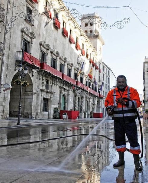 El Ayuntamiento no inspecciona la recogida nocturna de las basuras