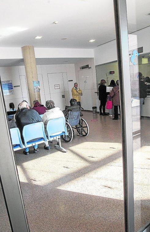 Médicos del Santa Lucía agilizan altas para eliminar las camas de los pasillos