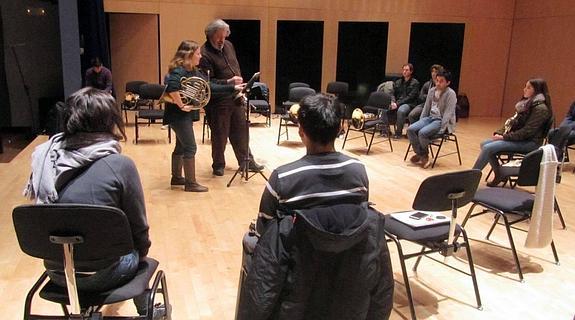 Maestros que soplan notas de futuro