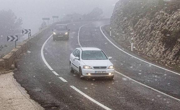 Caen los primeros copos de la temporada en las cimas del interior de Alicante