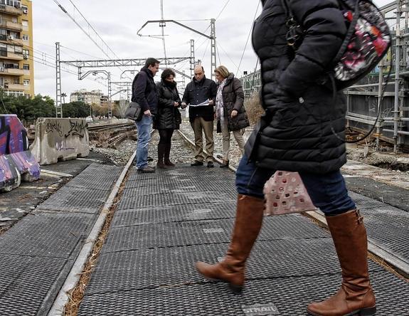 Los socialistas y los vecinos del sur presionan para suprimir el paso a nivel de Ausó y Monzó