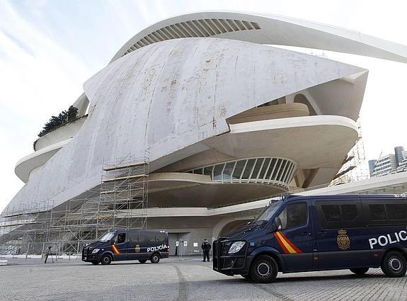 La policía registra el Palau de les Arts y detiene a la intendente y al exgerente