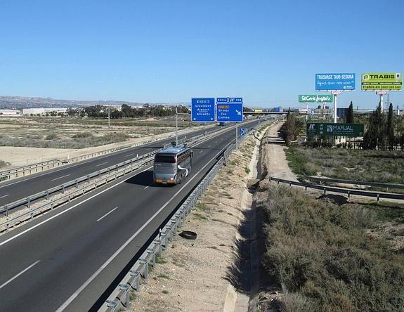 Fomento creará una rotonda para el polígono al tiempo que amplía un carril en la A7