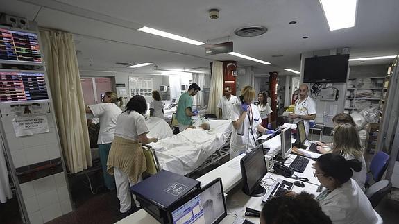 La Arrixaca suspende en tres días de colapso más de 25 operaciones