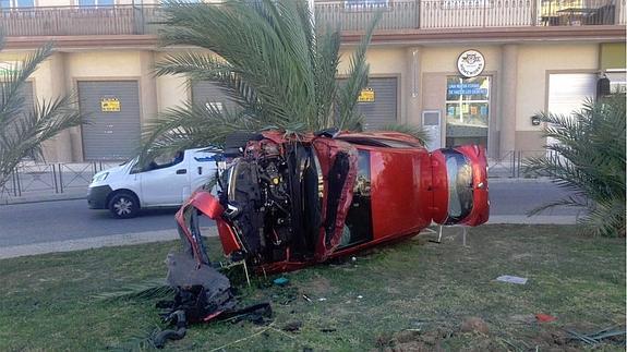 Cuatro jóvenes heridos al salirse de la vía el coche en el que viajaban en Elche