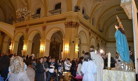 Niños con La Purísima en el Día de la Calendaria