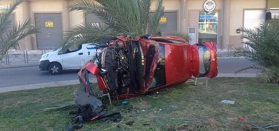 Cinco heridos en dos accidentes al invadir los vehículos sendas rotondas en Elche