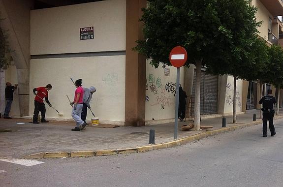 Nueve 'grafiteros' asean fachadas tras identificar la Policía sus pintadas