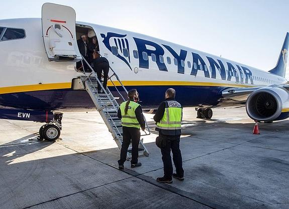 Ryanair resucita las pasarelas y exige a Aena que le deje embarcar solo a pie