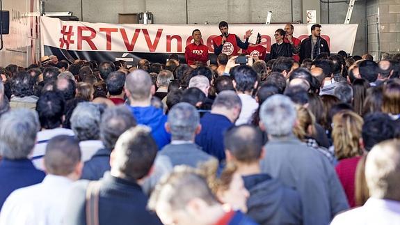 Promotores de la ILP de RTVV presentan una queja a Les Corts por «uso fraudulento» del reglamento