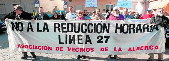 La Costera Sur protesta en la calle contra los recortes en el autobús