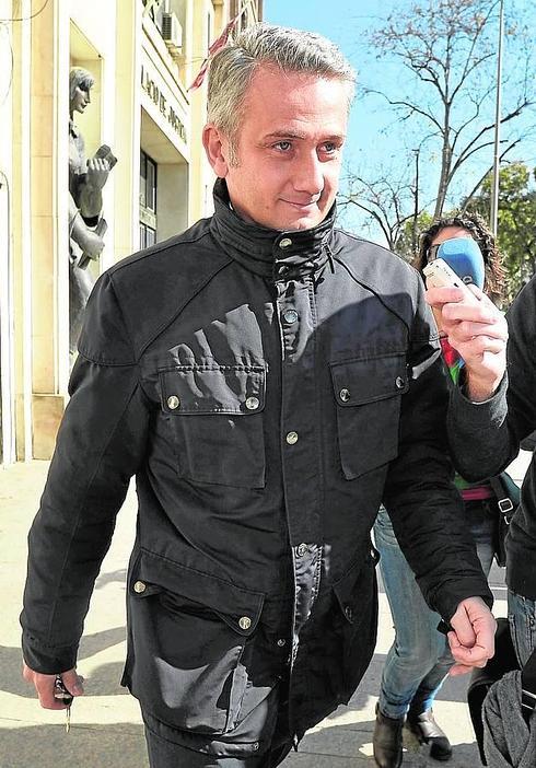 El yerno de Valcárcel dice al juez que no recuerda cómo pagó su viaje de novios