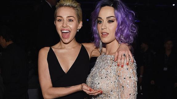 Miley Cyrus le toca las tetas a Katy Perry