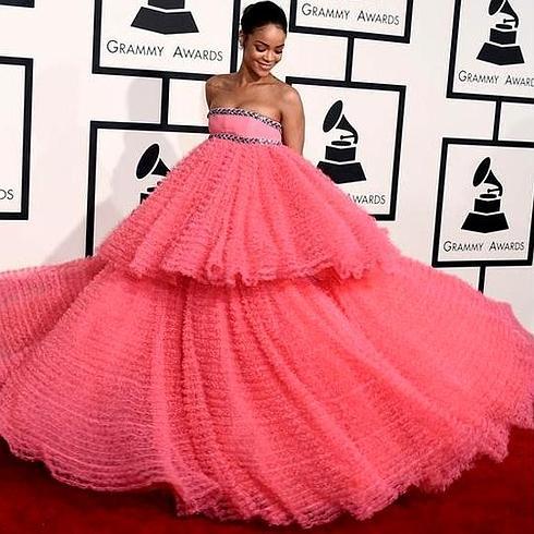 Rihanna, humillada y atacada en Twitter por su vestido en los Grammy