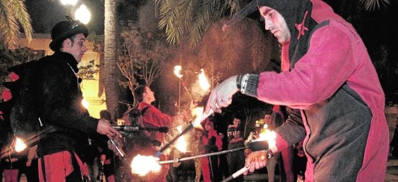 El 'Correfoc' y el 'Momo' dan inicio al Carnaval