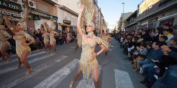 Plumas, mil colores y bailes imposibles