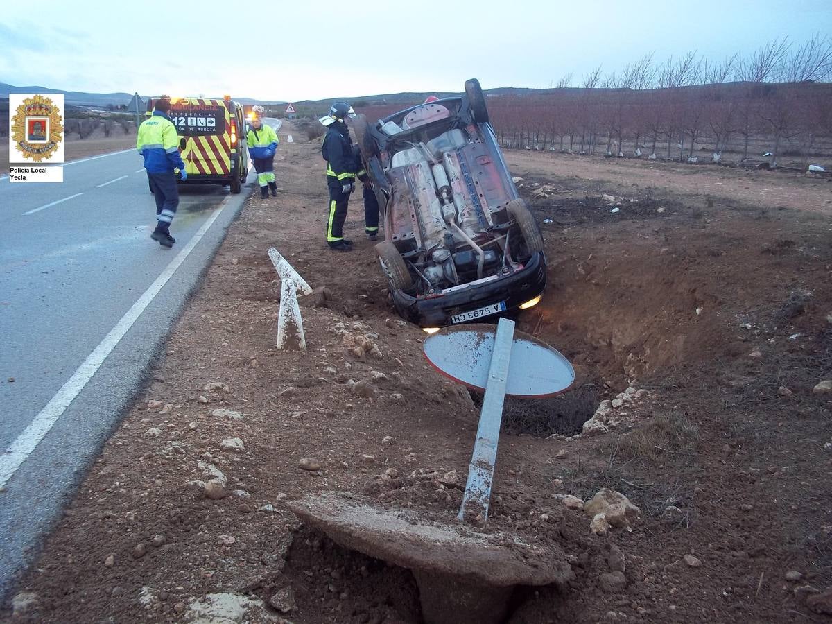 Herida una joven al salirse su coche de la vía en Yecla