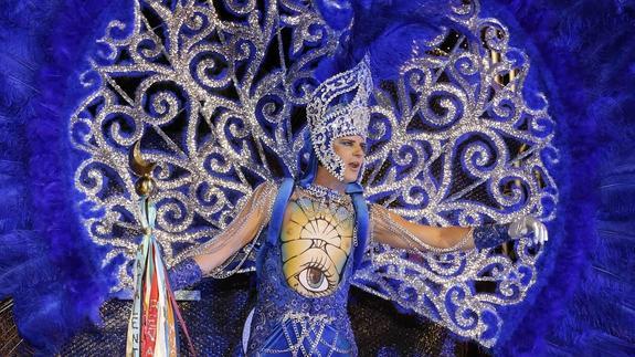 El segundo desfile congrega este martes a las 33 peñas por las calles de Águilas