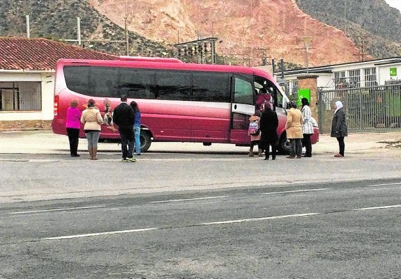 El PSOE critica que no se use la parada del autobús del Barrio San Carlos
