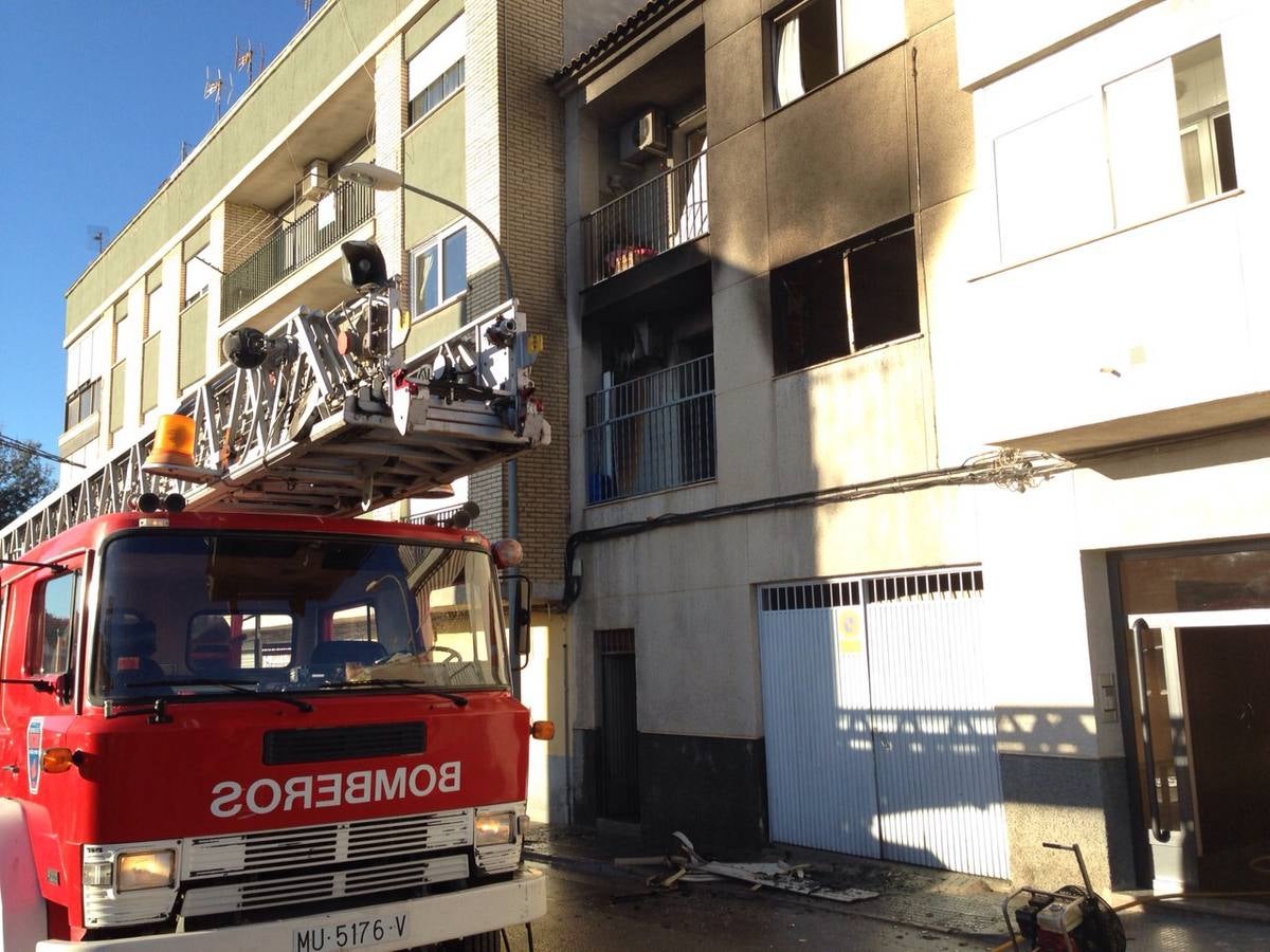 Rescatan a tres personas en el incendio de una vivienda en Cieza