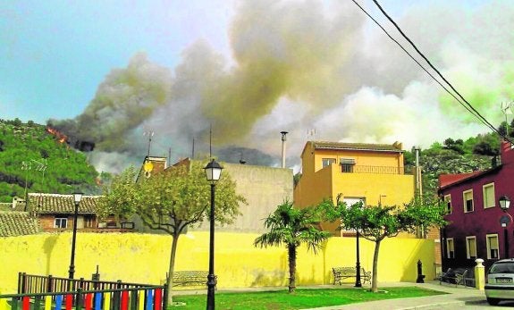 Una quema agrícola imprudente causa un incendio forestal en El Comtat