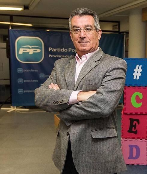 El PSPV pide el cese de Ardid por decir que hay familias que ahorran porque no se van «de putas»