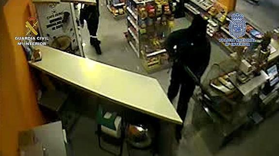 Cuatro detenidos por atracar con armas de fuego varias gasolineras