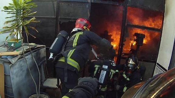 Incendio en un bajo de San Gabriel