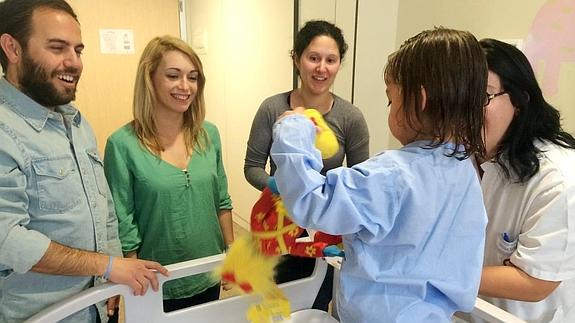 ACNUR regala sonrisas a los niños del Hospital del Vinalopó