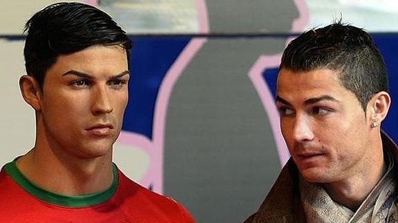 Cristiano Ronaldo obliga a su peluquero a peinar su muñeco del Museo de cera de Madrid