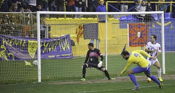 Un Orihuela sin brillo se cuela en la promoción