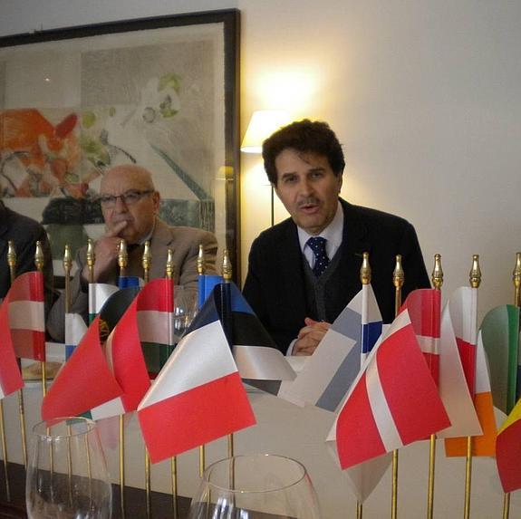 El doctor Félix Gutiérrez habla en el Rotary Club sobre la epidemia de ébola