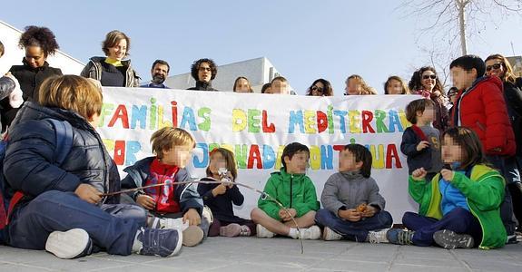 Madres y padres piden votar en los colegios